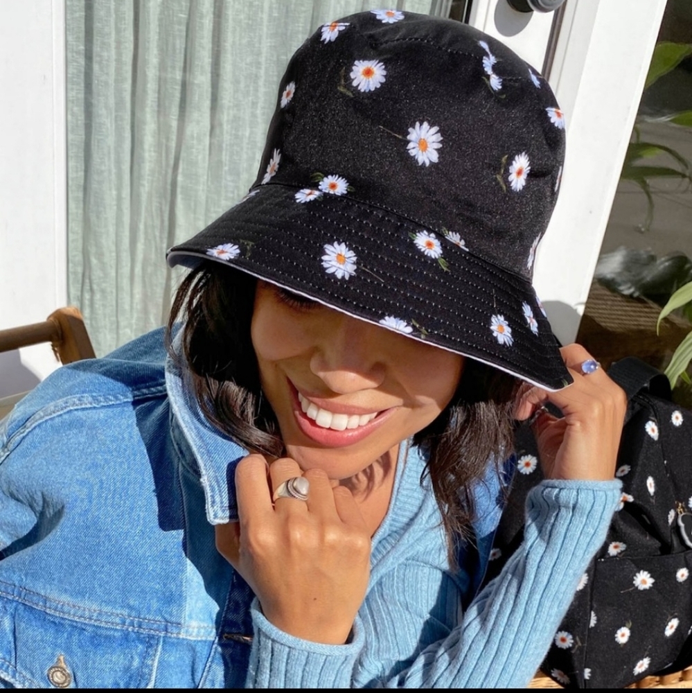 Alice + Olivia Reversible Daisy Bucket Hat - Picture 2 of 8